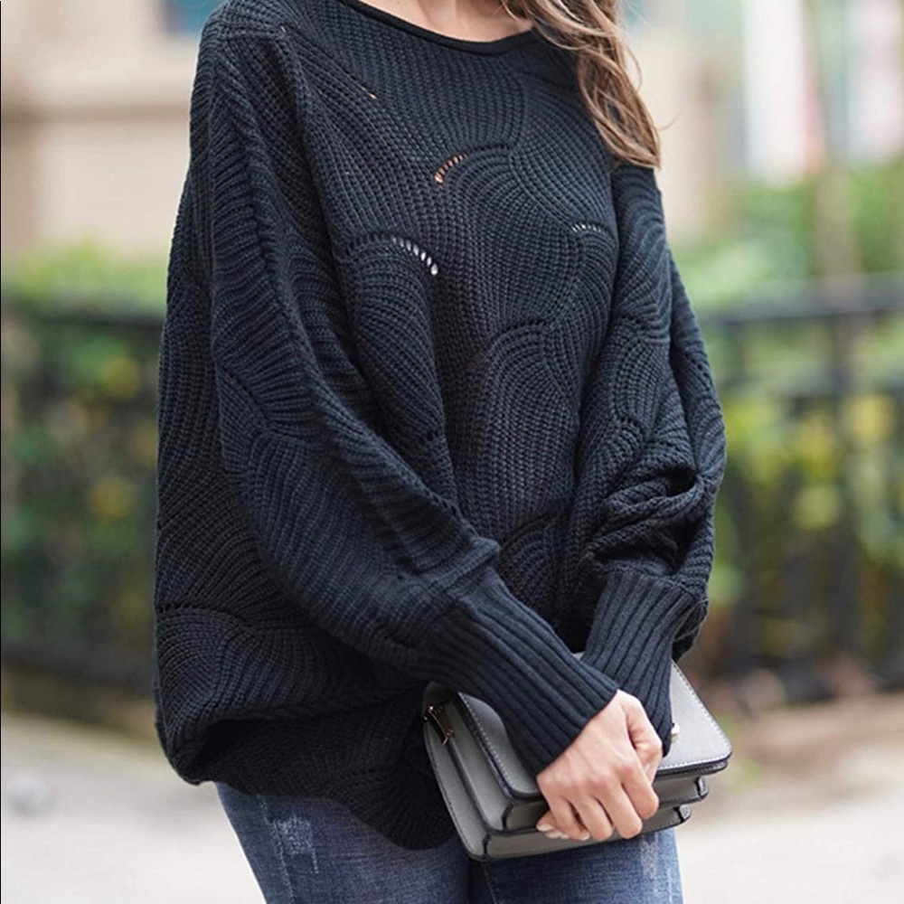 Womens pullover batwing sweater in black, sz L.